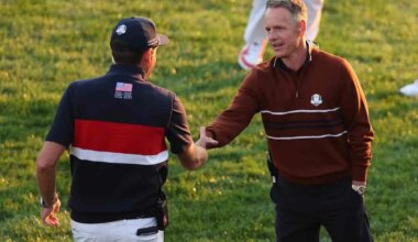 Luke Donald y Keegan Bradley se saludan este sábado antes de empezar los foursomes. (Photo by Michael Reaves/PGA of America)