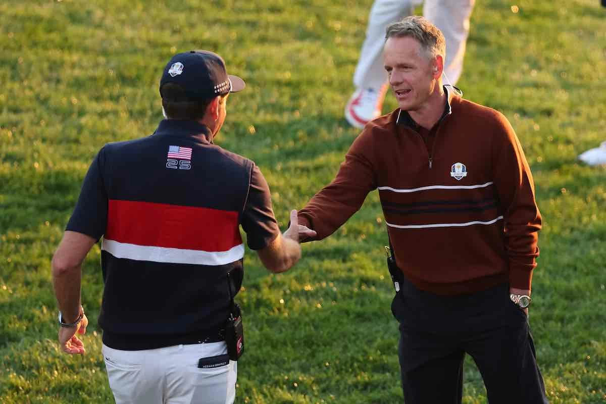 Luke Donald y Keegan Bradley se saludan este sábado antes de empezar los foursomes. (Photo by Michael Reaves/PGA of America)