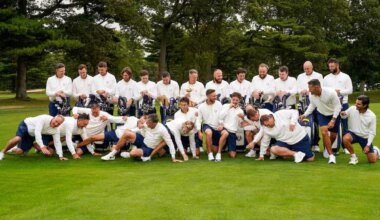 Un momento divertido entre caddies y jugadores durante la foto oficial del equipo de Europa de la Ryder Cup en Bethpage.