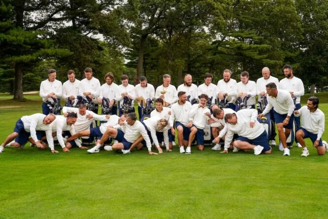Un momento divertido entre caddies y jugadores durante la foto oficial del equipo de Europa de la Ryder Cup en Bethpage.