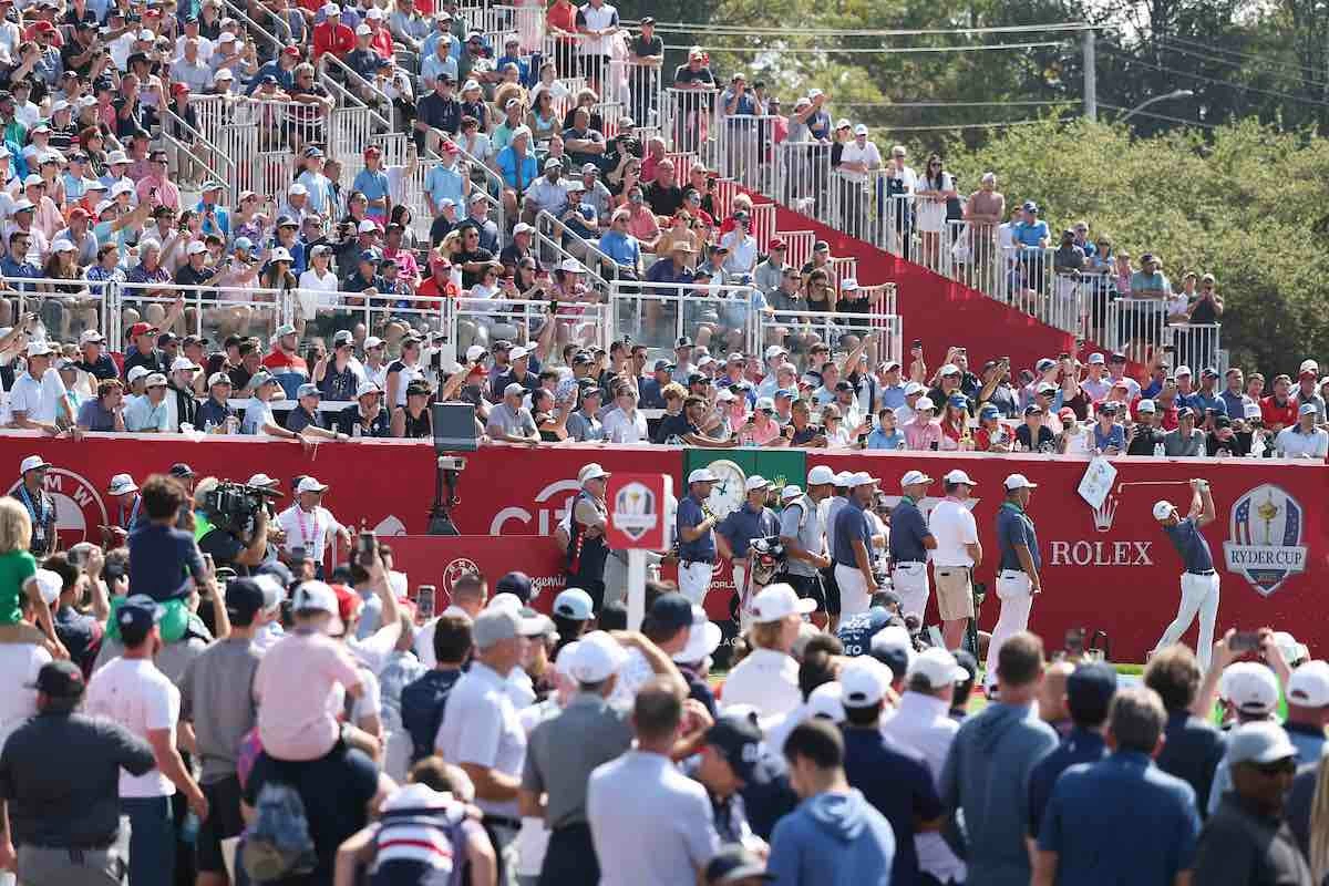 Este martes ya se ha vivido un gran ambiente en las gradas de Bethpage.