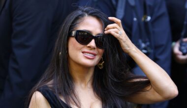 Salma Hayek posa en Instagram con el bikini perfecto para mujeres con mucho pecho en su 59 cumpleaños