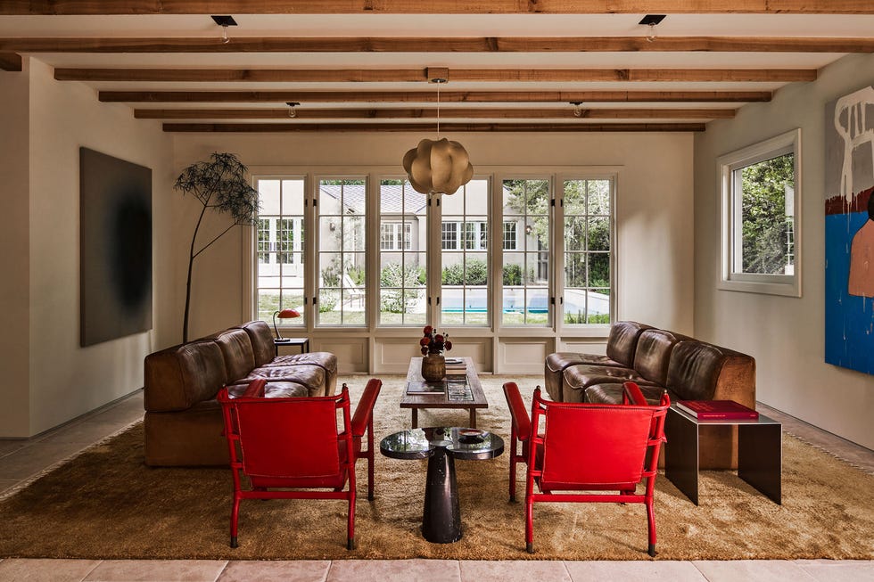 casa estilo tudor con decoracion clasica moderna y obras de arte contemporaneas
