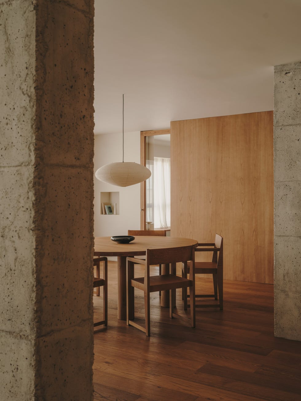 casa brutalista de los años 70 de madrid mantiene la esencia del edificio potenciando la serenidad y el minimalismo