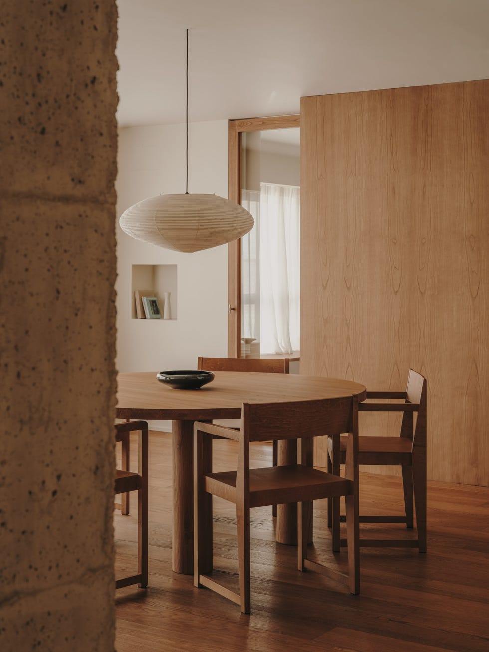casa brutalista de los años 70 de madrid mantiene la esencia del edificio potenciando la serenidad y el minimalismo