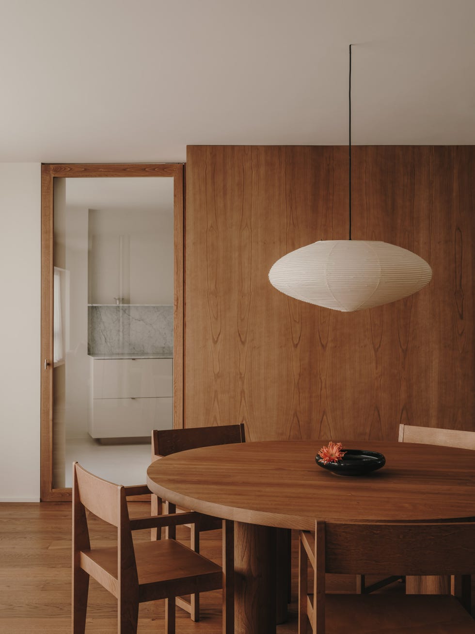 casa brutalista de los años 70 de madrid mantiene la esencia del edificio potenciando la serenidad y el minimalismo