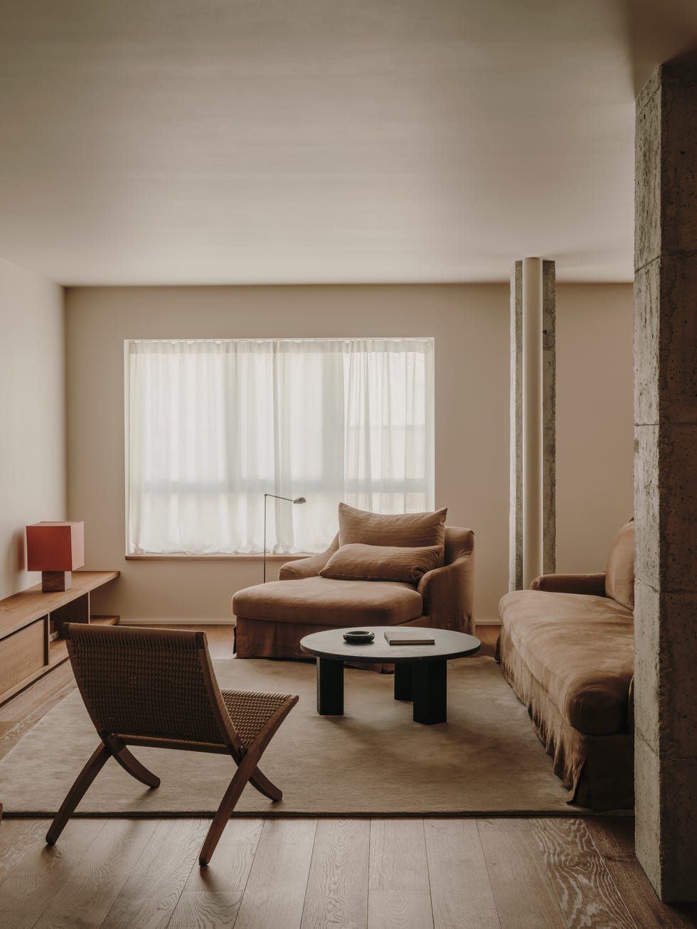 casa brutalista de los años 70 de madrid mantiene la esencia del edificio potenciando la serenidad y el minimalismo