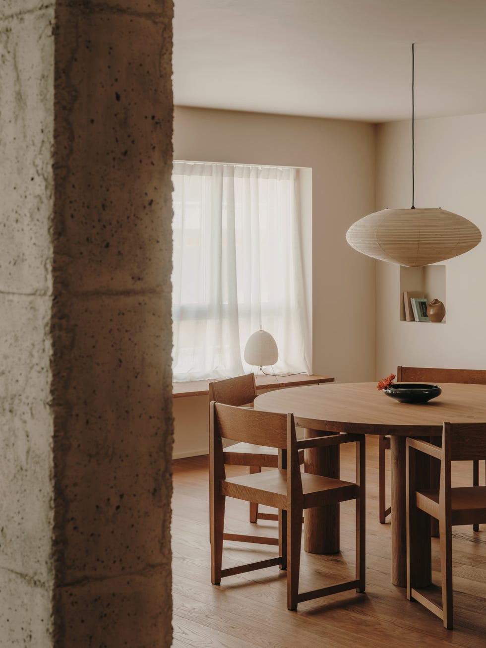casa brutalista de los años 70 de madrid mantiene la esencia del edificio potenciando la serenidad y el minimalismo