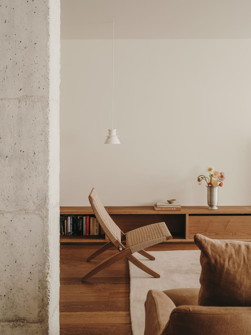 casa brutalista de los años 70 de madrid mantiene la esencia del edificio potenciando la serenidad y el minimalismo