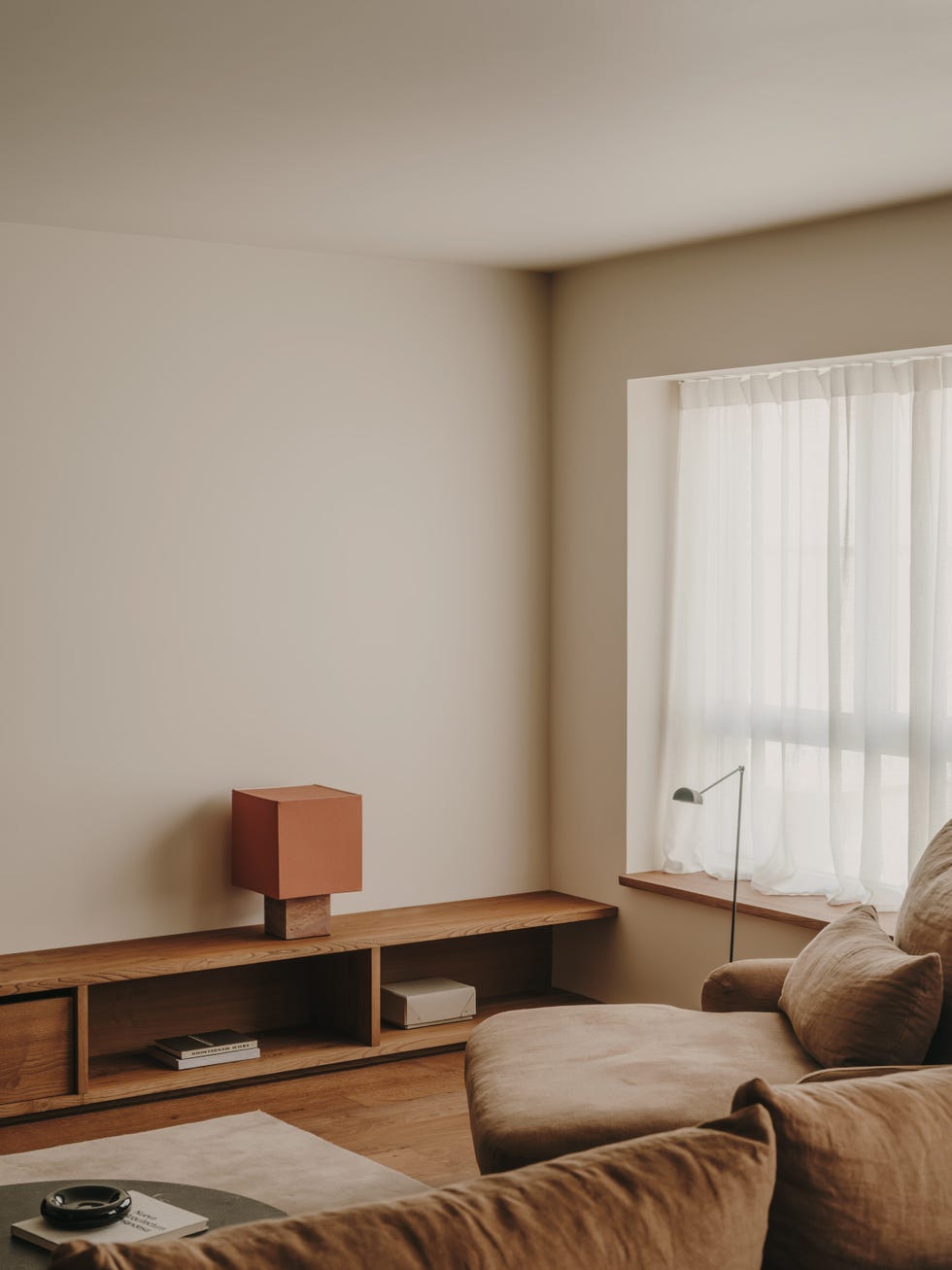 casa brutalista de los años 70 de madrid mantiene la esencia del edificio potenciando la serenidad y el minimalismo