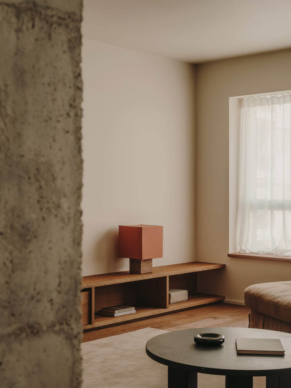 casa brutalista de los años 70 de madrid mantiene la esencia del edificio potenciando la serenidad y el minimalismo