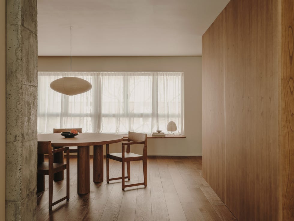 casa brutalista de los años 70 de madrid mantiene la esencia del edificio potenciando la serenidad y el minimalismo
