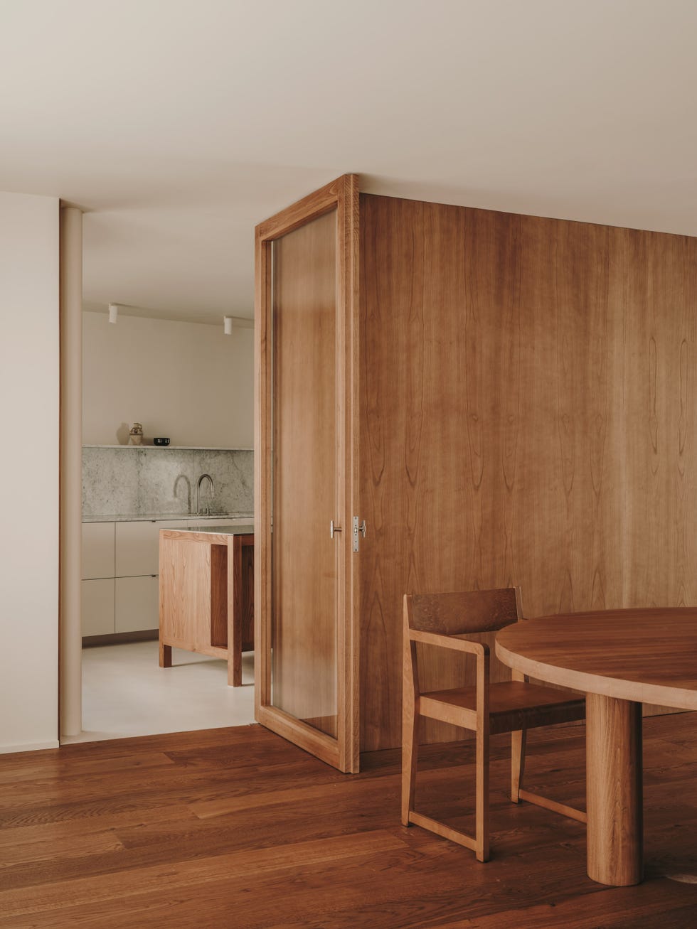 casa brutalista de los años 70 de madrid mantiene la esencia del edificio potenciando la serenidad y el minimalismo