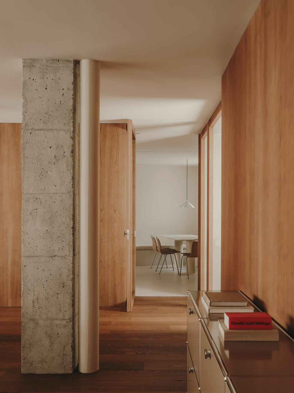 casa brutalista de los años 70 de madrid mantiene la esencia del edificio potenciando la serenidad y el minimalismo