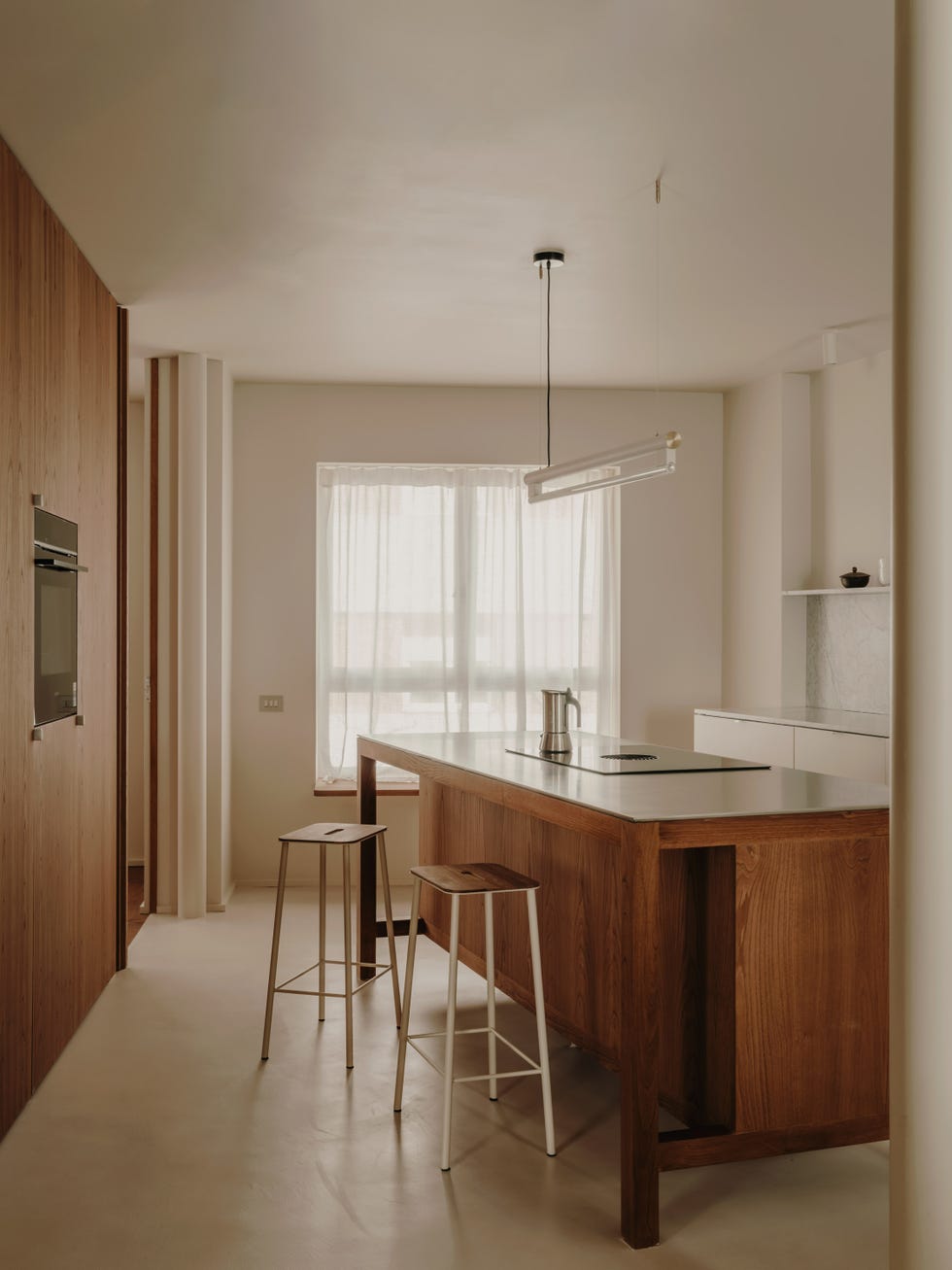 casa brutalista de los años 70 de madrid mantiene la esencia del edificio potenciando la serenidad y el minimalismo