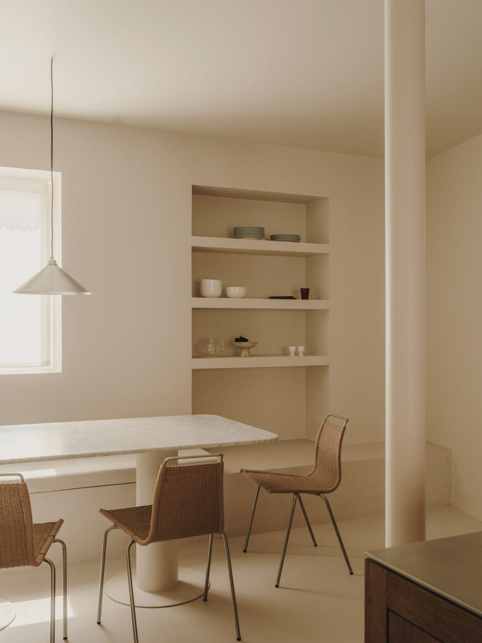 casa brutalista de los años 70 de madrid mantiene la esencia del edificio potenciando la serenidad y el minimalismo