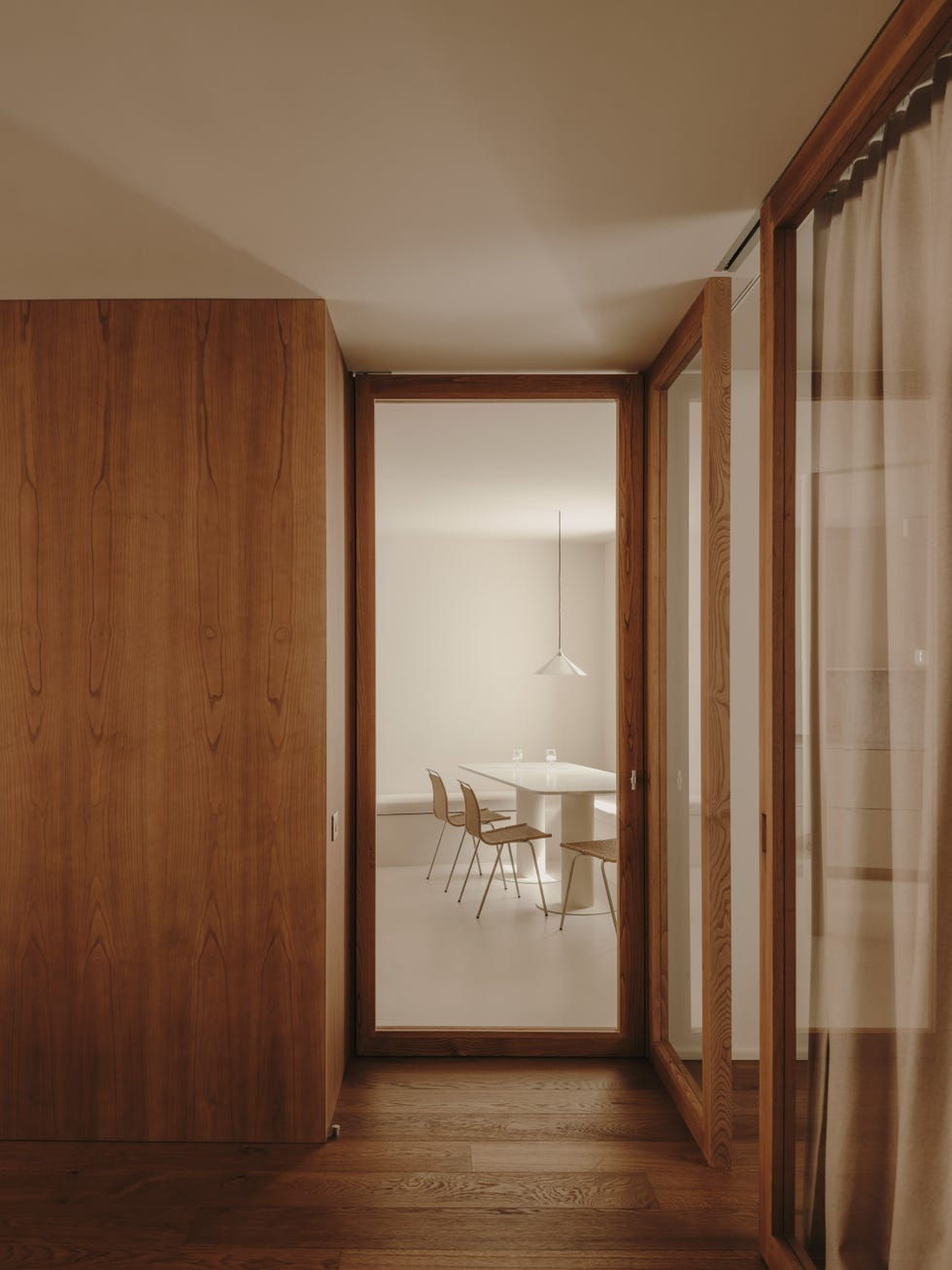 casa brutalista de los años 70 de madrid mantiene la esencia del edificio potenciando la serenidad y el minimalismo