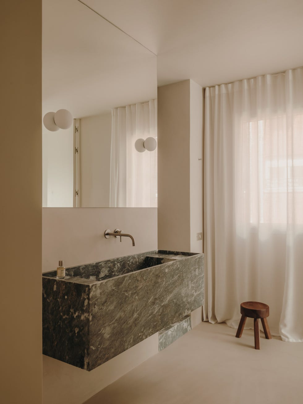 casa brutalista de los años 70 de madrid mantiene la esencia del edificio potenciando la serenidad y el minimalismo