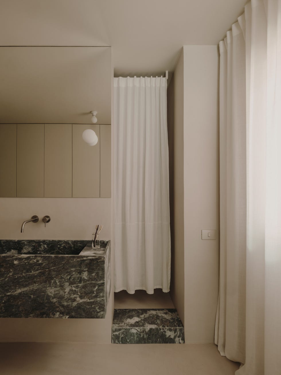 casa brutalista de los años 70 de madrid mantiene la esencia del edificio potenciando la serenidad y el minimalismo