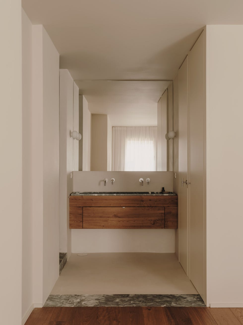 casa brutalista de los años 70 de madrid mantiene la esencia del edificio potenciando la serenidad y el minimalismo