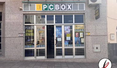 PCBOX tienda de reparación y venta de tecnología en Lanzarote, con cartel en la fachada y vitrinas con productos tecnológicos en el interior.