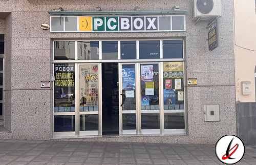 PCBOX tienda de reparación y venta de tecnología en Lanzarote, con cartel en la fachada y vitrinas con productos tecnológicos en el interior.