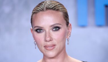 Scarlett Johansson (40) sorprende vestida de princesa con un precioso vestido rosa de Valentino