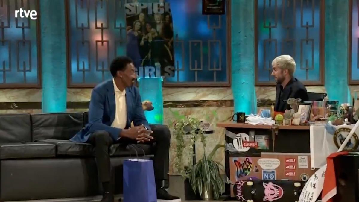 Broncano le pregunta a Scottie Pippen si le regala una de sus zapatillas y su respuesta es para que le den otro anillo