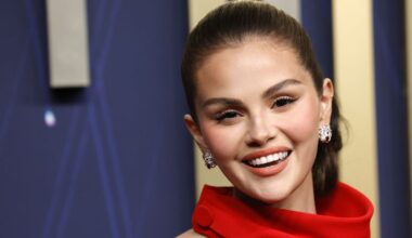 De Selena Gomez a Catherine Zeta-Jones: los mejores vestidos de la alfombra roja de los Premios Emmy 2025 - ELLE