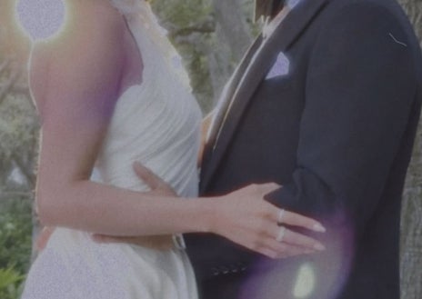 Imagen secundaria 1 - Del vestido al maquillaje y el peinado de Selena Gomez en el día de su boda