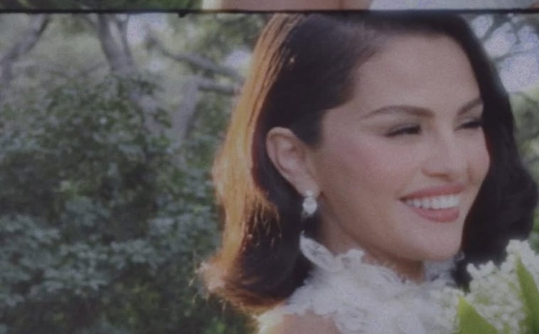 Imagen principal - Del vestido al maquillaje y el peinado de Selena Gomez en el día de su boda
