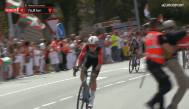 Un ciclista de la Vuelta a España que se cayó por culpa de los manifestantes pro Palestina pide respeto: "Sólo somos ciclistas"