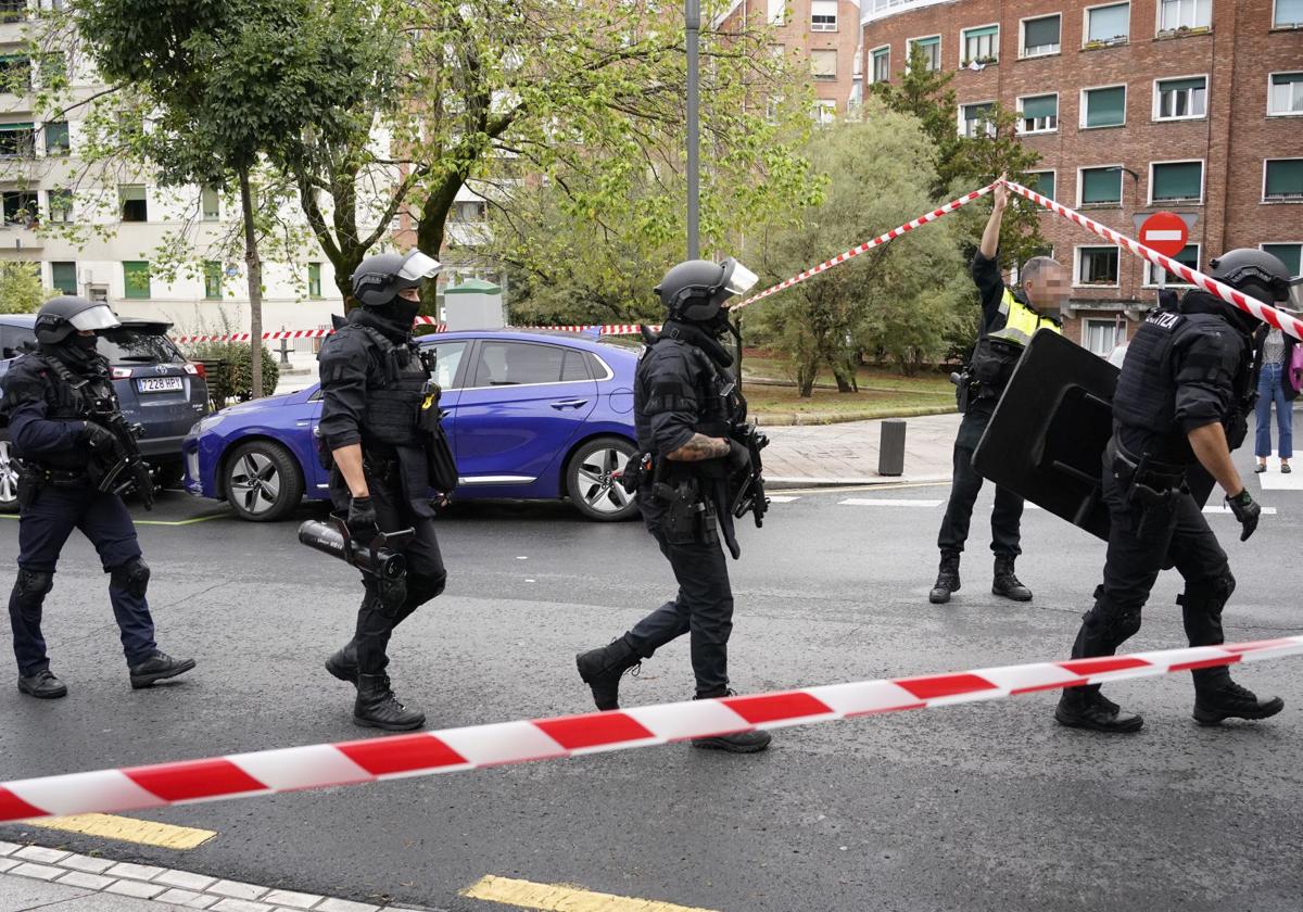 Tres detenidos por la puñalada mortalen el corazón a un joven en Solokoetxe