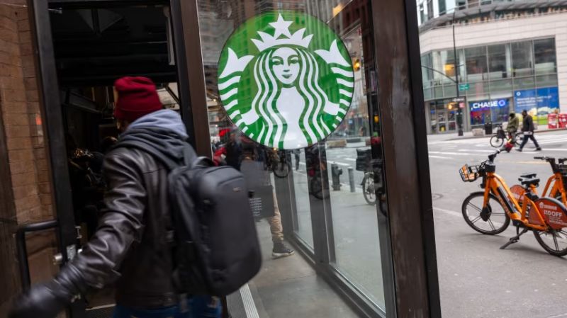 Starbucks anuncia importantes cierres de tiendas y despidos