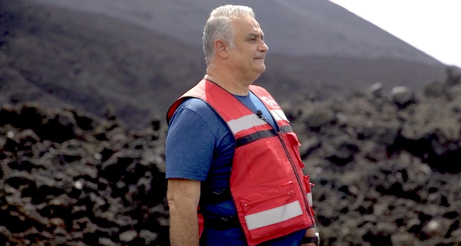 Stavros Meletlidis al pie del cráter del volcán Tajogaite