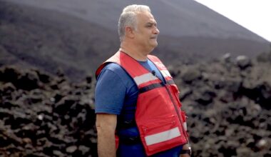 Stavros Meletlidis al pie del cráter del volcán Tajogaite