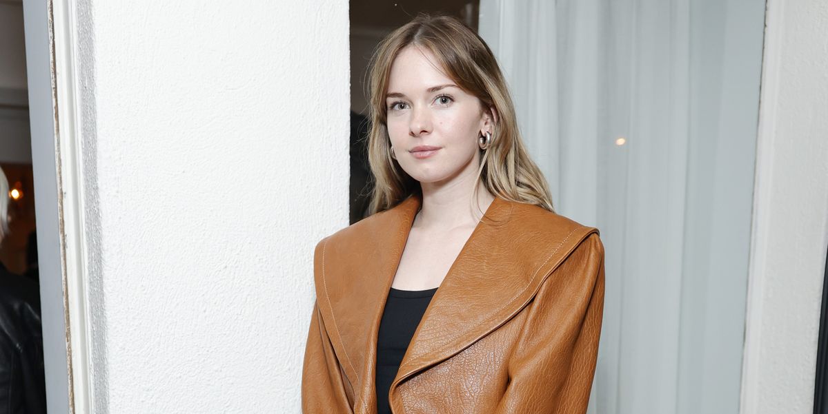 La hija de Antonio Banderas, Stella, impacta con un vestido blanco de transparencias en su despedida de soltera junto a su madre, Melanie Griffith