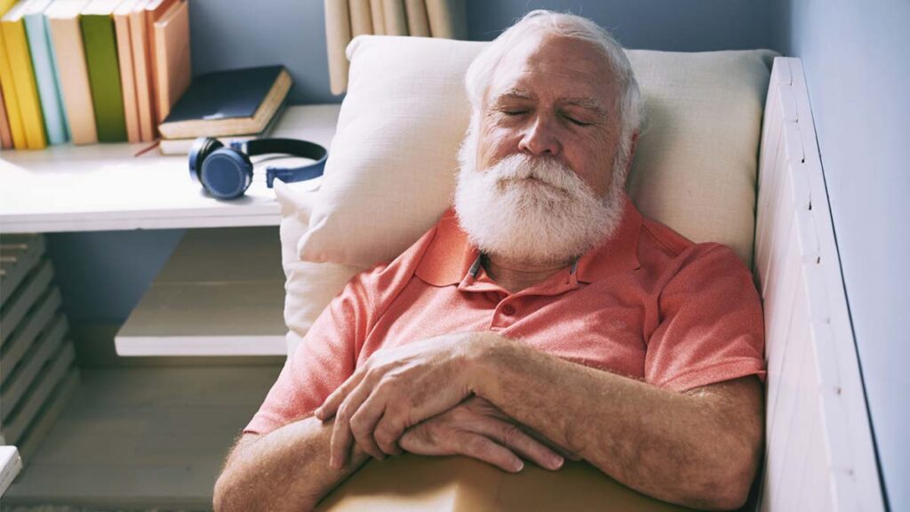 sueno-deterioro-cognitivo-demencia-dormir-siesta-hombre