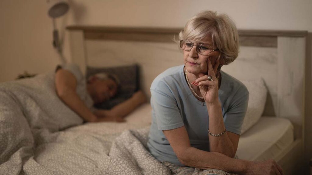 sueno-deterioro-cognitivo-demencia-dormir-siesta-mujer-cama