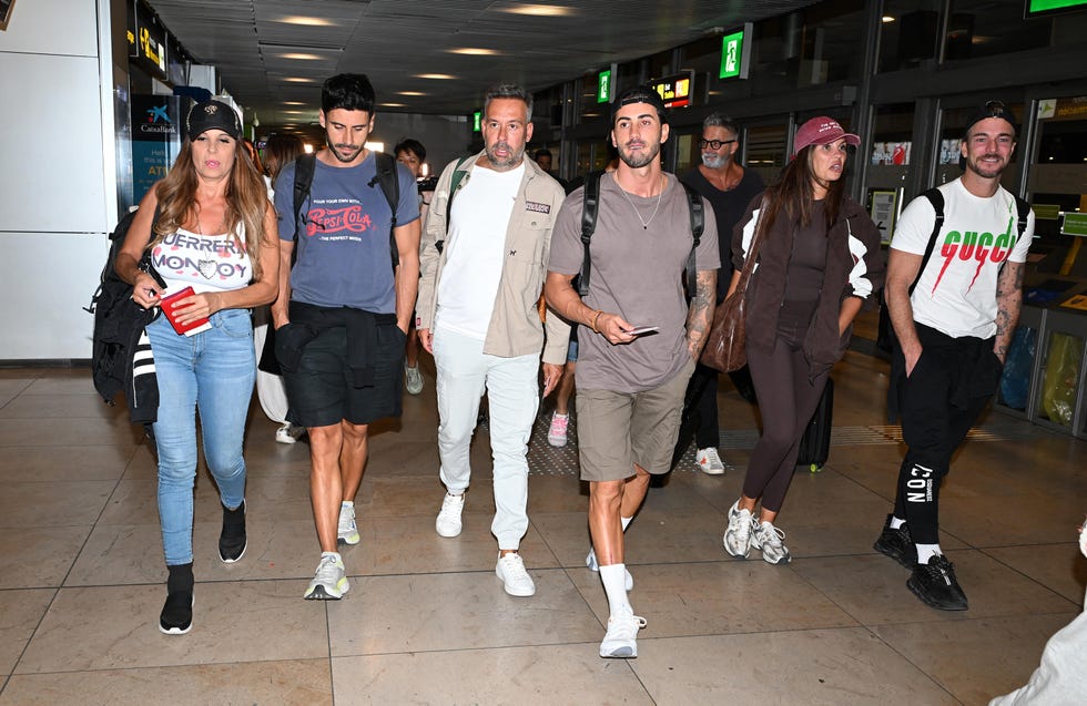 los concursantes de supervivientes all stars 2 en el aeropuerto de madrid antes de irse a honduras