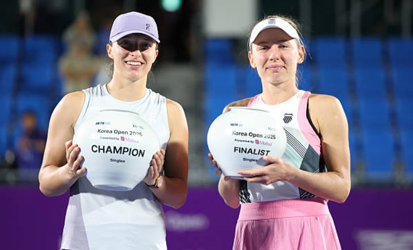 Iga Swiatek y Ekaterina Alexandrova con los trofeos del WTA Seúl 2025. Foto: Getty
