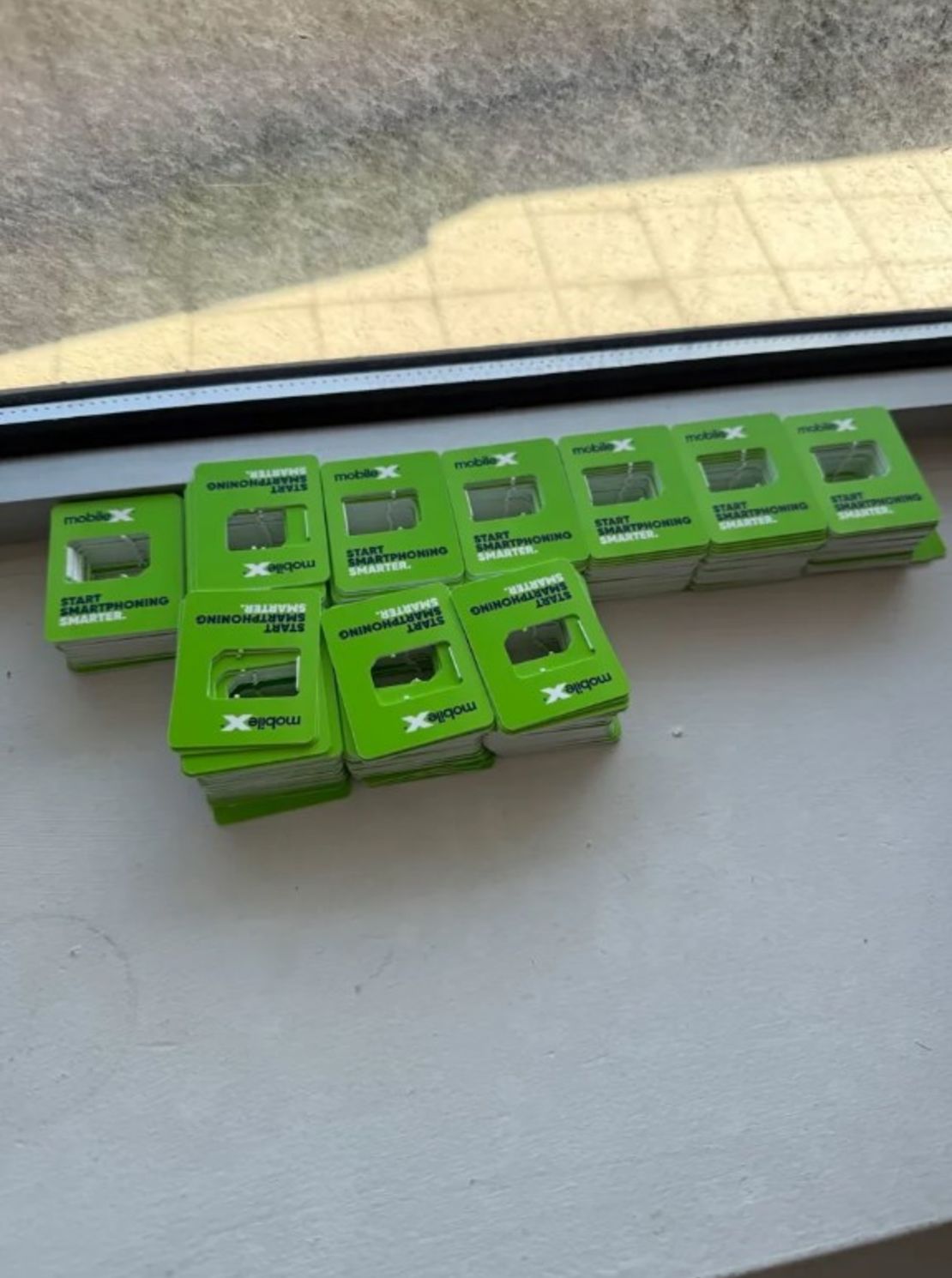 El uso de decenas de miles de tarjetas SIM, dicen los funcionarios encargados de hacer cumplir la ley, permitió a los “actores de amenazas” realizar miles de llamadas utilizando números de teléfono que cambiaban rápidamente.