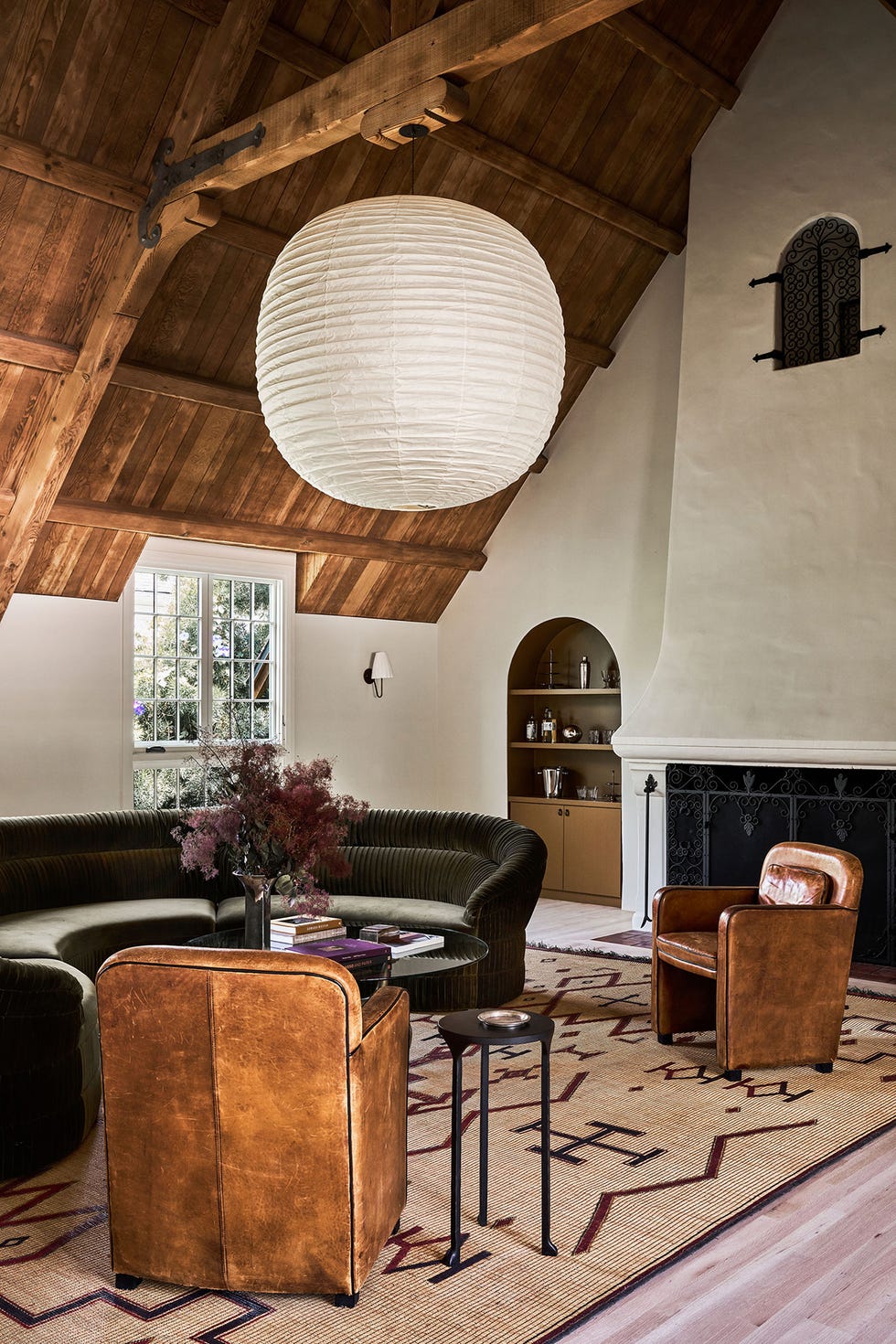 casa tudor con decoracion clasica moderna y obras de arte contemporaneas