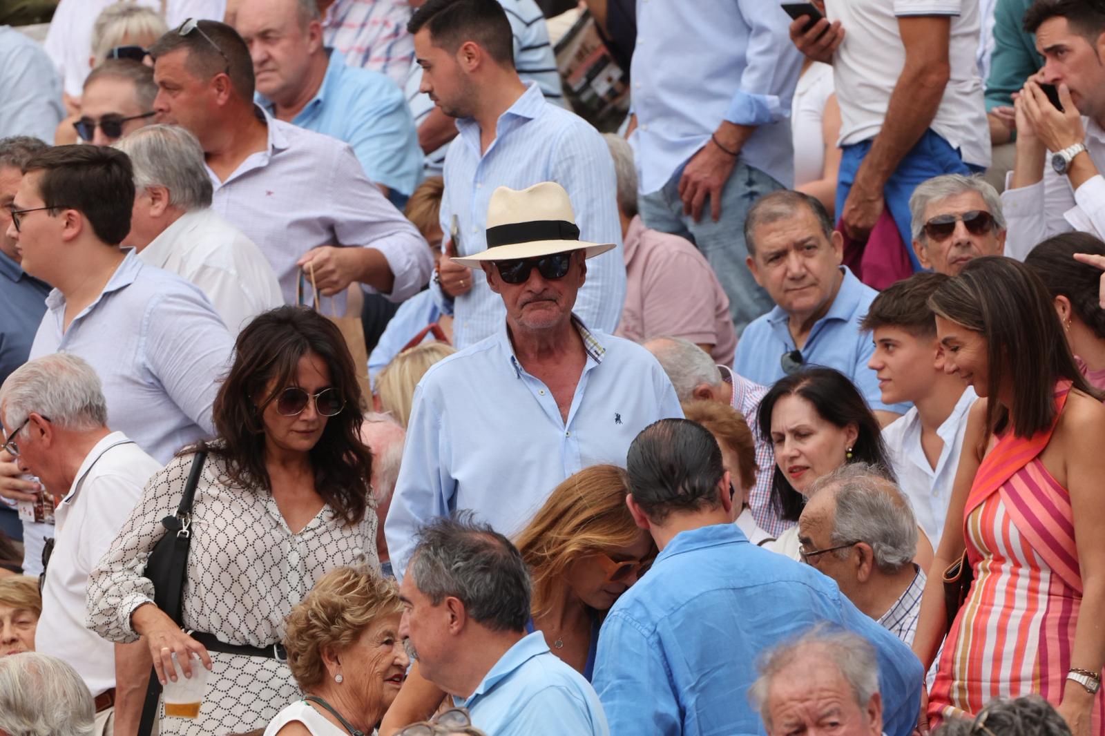 Lleno de caras conocidas en Salamanca para ver a Morante en tarde de 'no hay billetes'