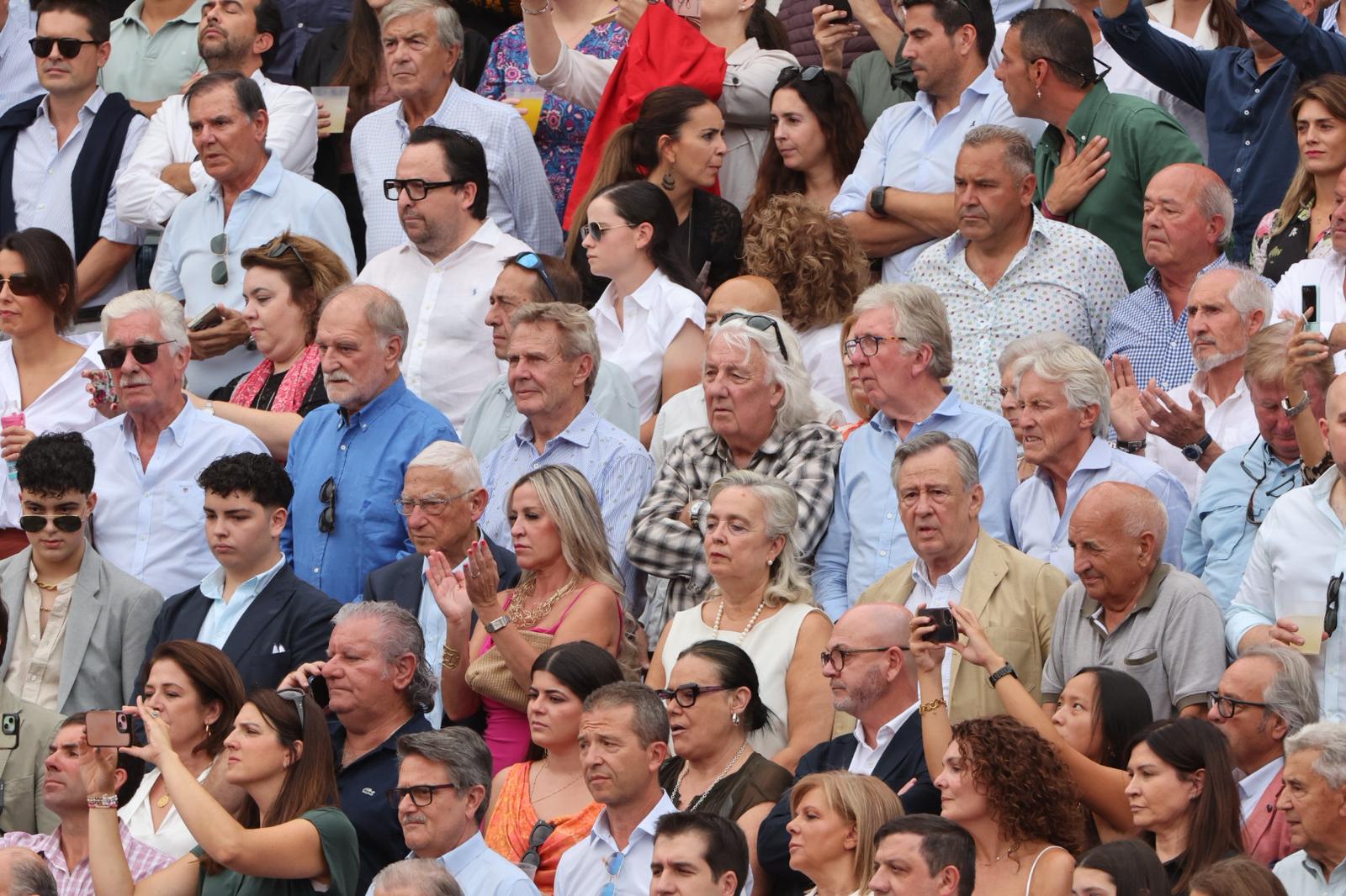 Lleno de caras conocidas en Salamanca para ver a Morante en tarde de 'no hay billetes'