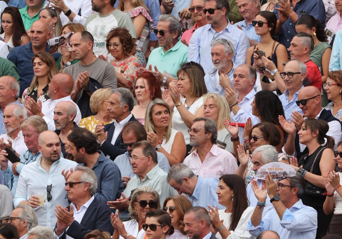 Lleno de caras conocidas en Salamanca para ver a Morante en tarde de 'no hay billetes'