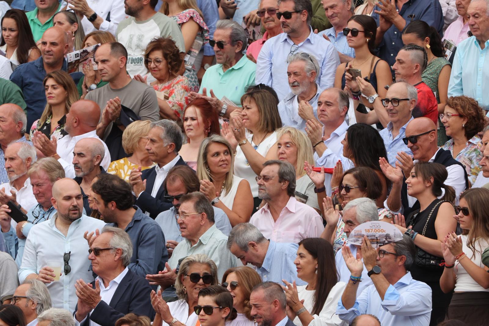 Lleno de caras conocidas en Salamanca para ver a Morante en tarde de 'no hay billetes'