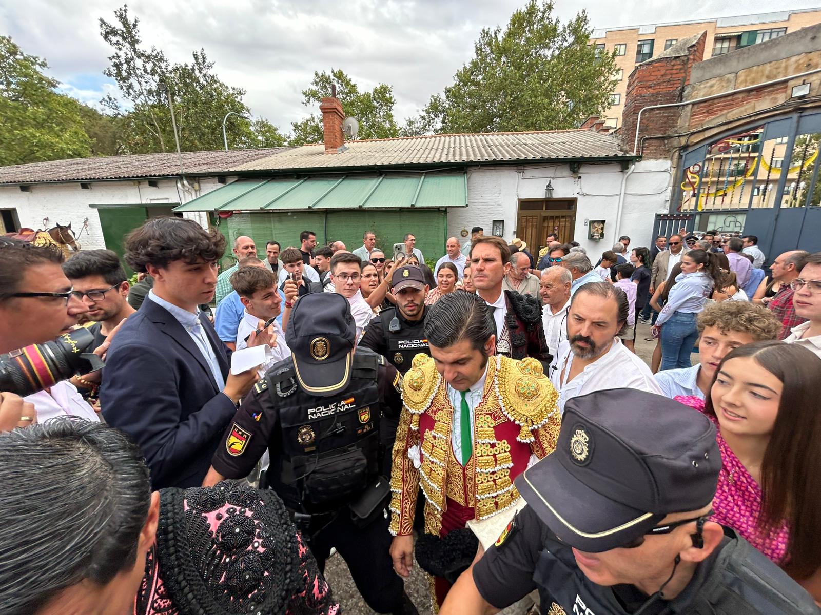 Lleno de caras conocidas en Salamanca para ver a Morante en tarde de 'no hay billetes'