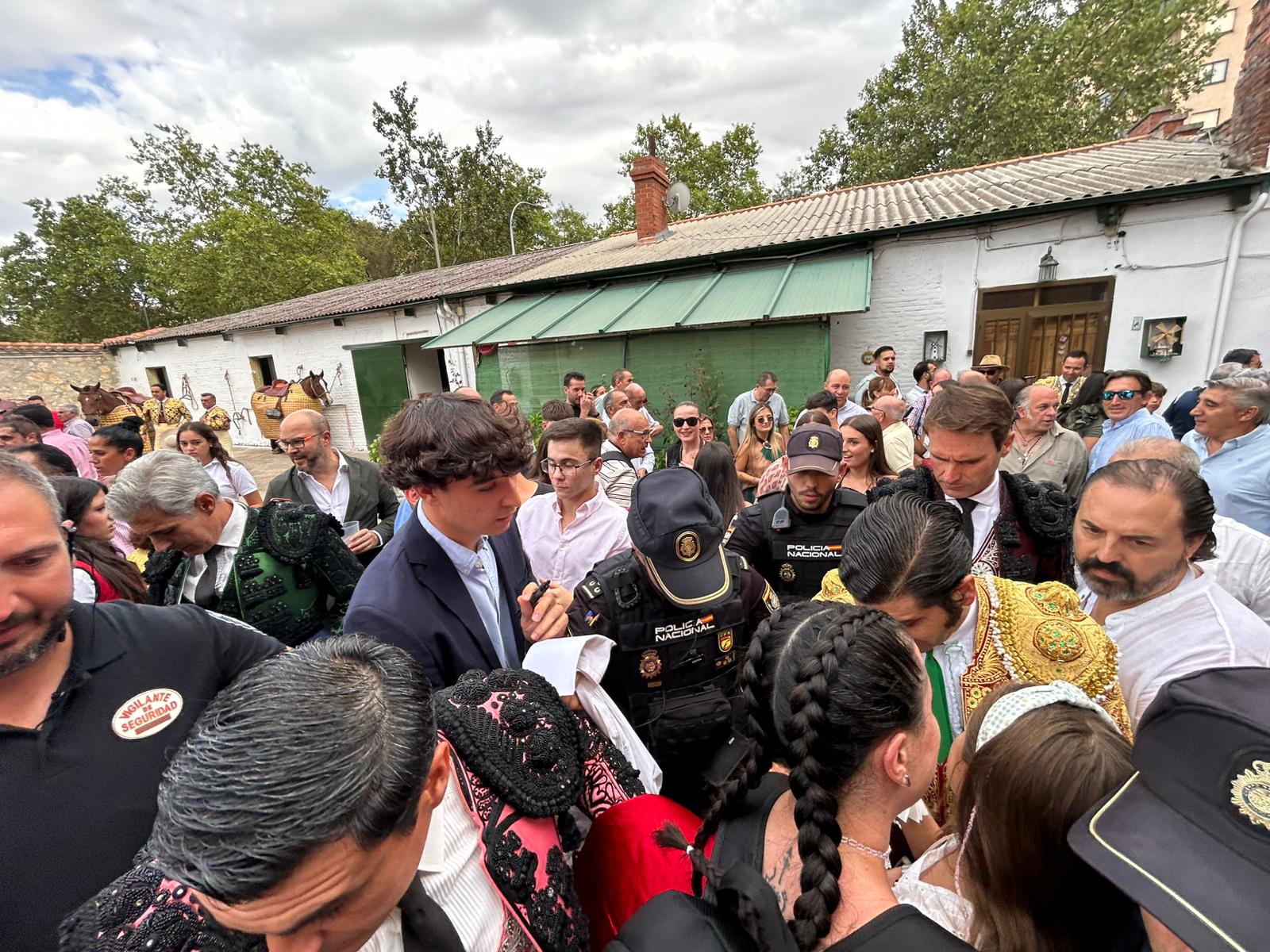 Lleno de caras conocidas en Salamanca para ver a Morante en tarde de 'no hay billetes'
