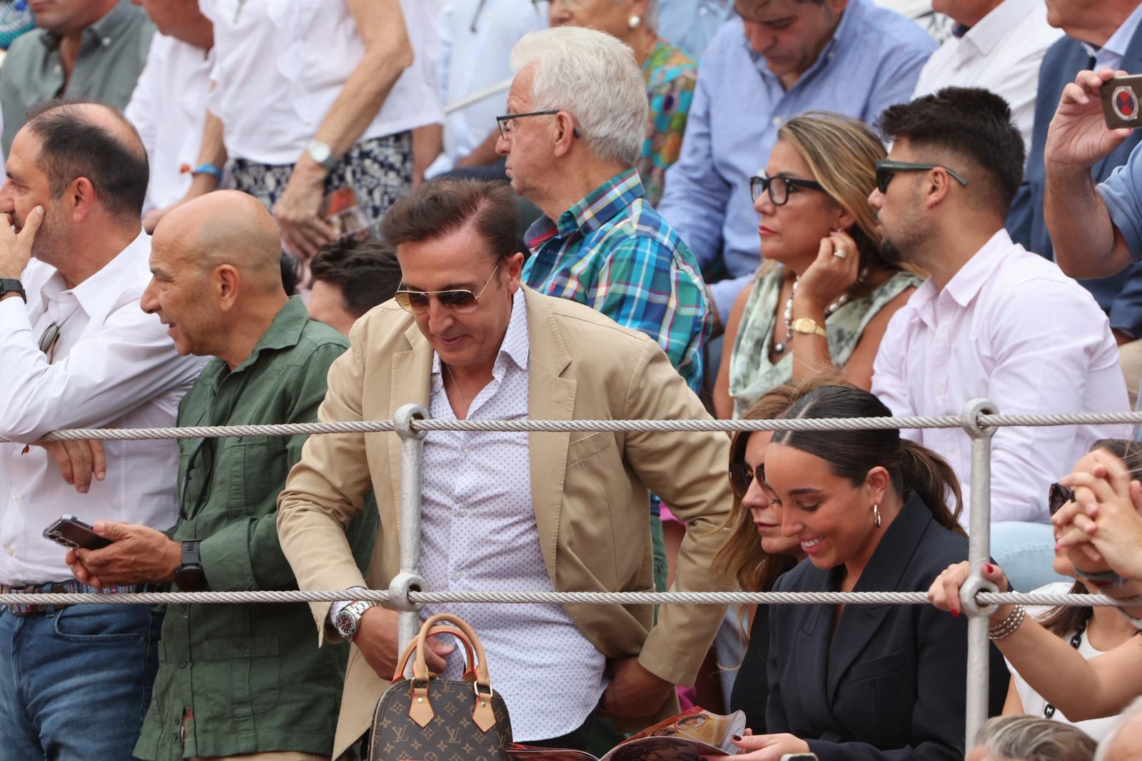 Lleno de caras conocidas en Salamanca para ver a Morante en tarde de 'no hay billetes'